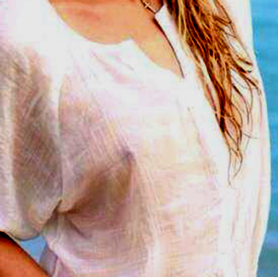 Prin bluza de in se vad cu usurinta sfarcurile intarite ale vedetei