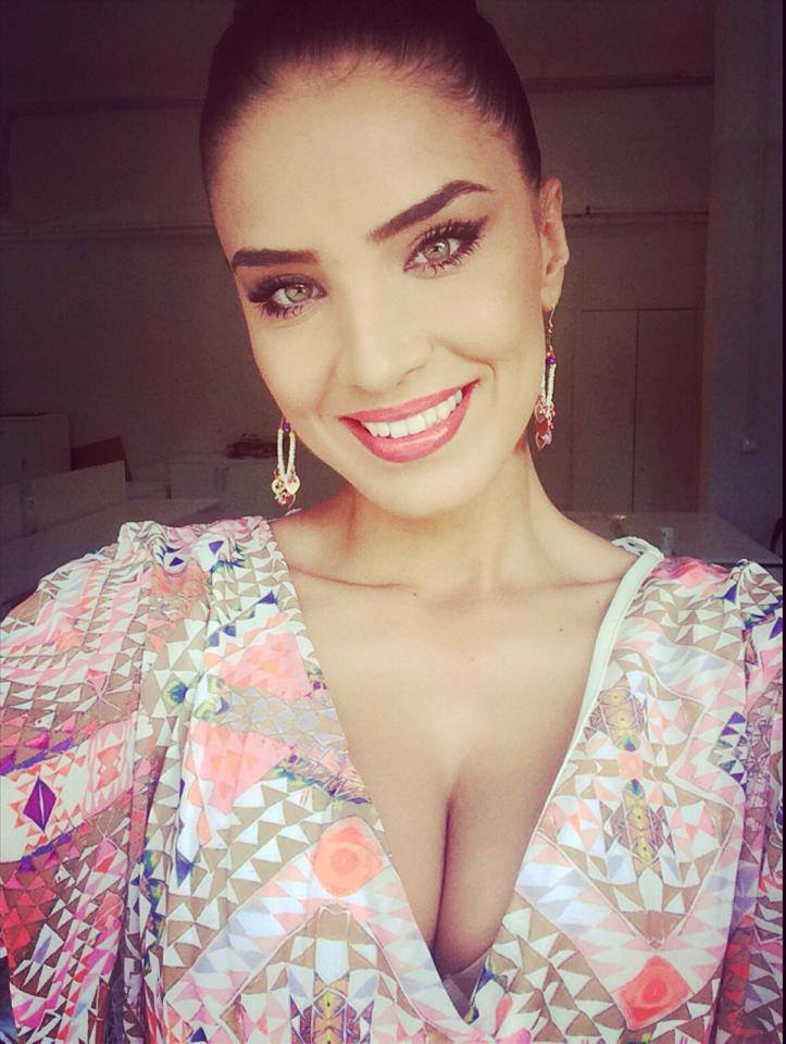 Fanii au fost de-a dreptul vrajiti de decolteul Adelinei