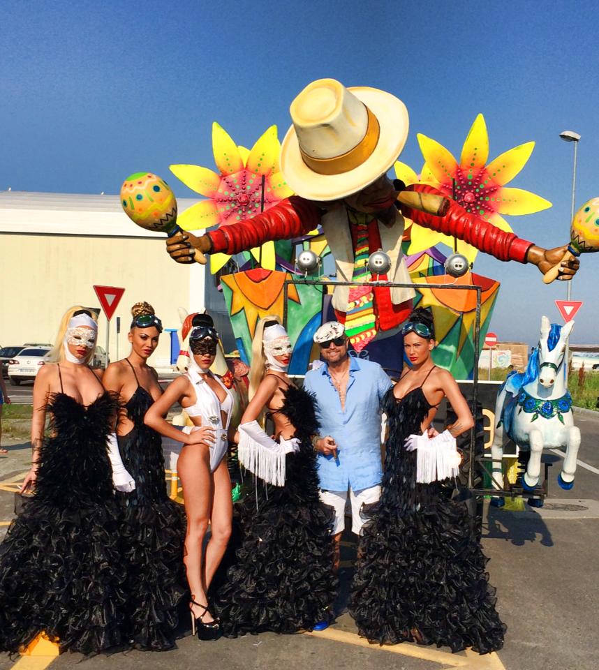 Designerul se afla la mare, unde imbina utilul cu placutul