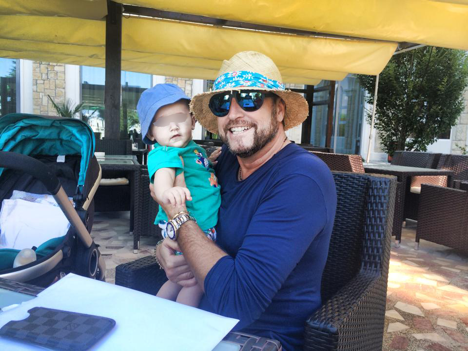 Noul look il prinde de minune pe Bote, care arata foarte bine cu barba