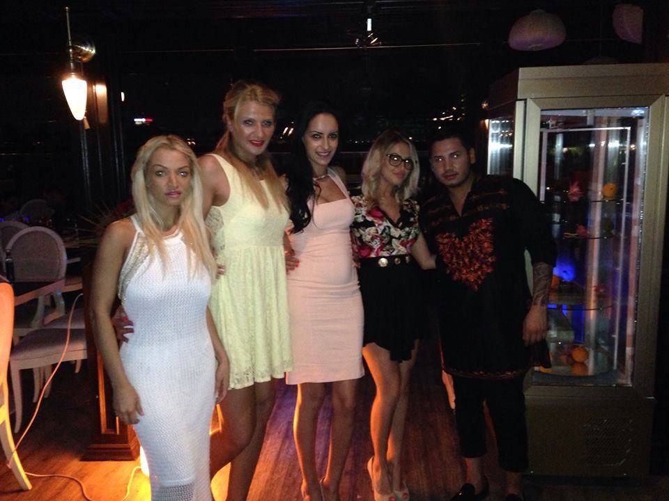 Claudia a organizat o petrecere restransa pentru ruperea turtei fetitei sale