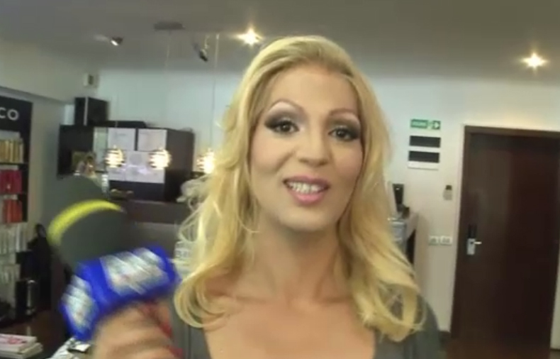 Naomy e foarte multumita dupa ce s-a lasat pe mana stilistului