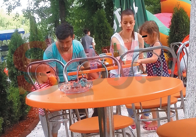 A lasat de-o parte neintelegerile cu fosta sotie si a iesit cu copii in parc