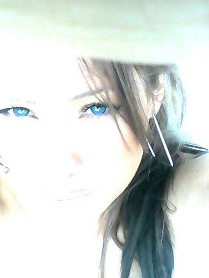 Simona s-a vopsit bruneta si pare mandra de noul ei look