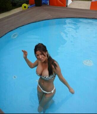 Simona si-a socat prietenii cu noua culoare a parului