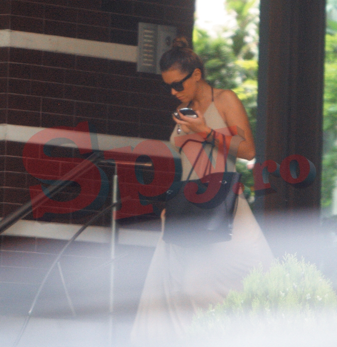 Renata iese din blocul in care sta fostul ei iubit