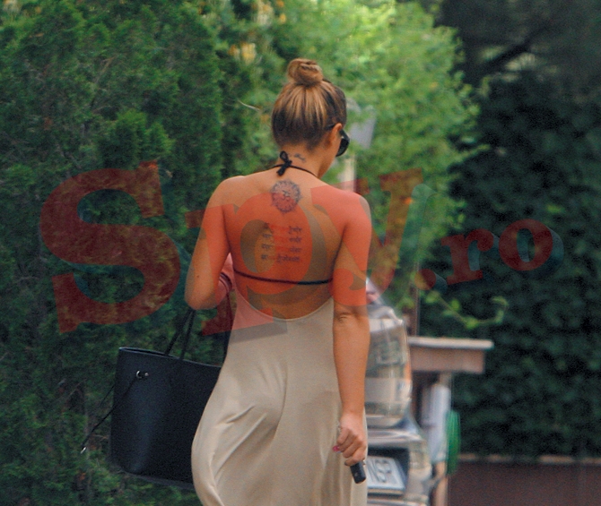 Renata purta o rochie vaporoasa, care-i dezvelea tatuajele de pe spate