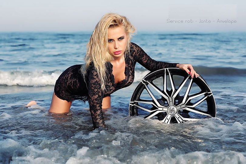 Intr-o alta poza, Simona sta intr-o pozitie provocatoare, printre valuri