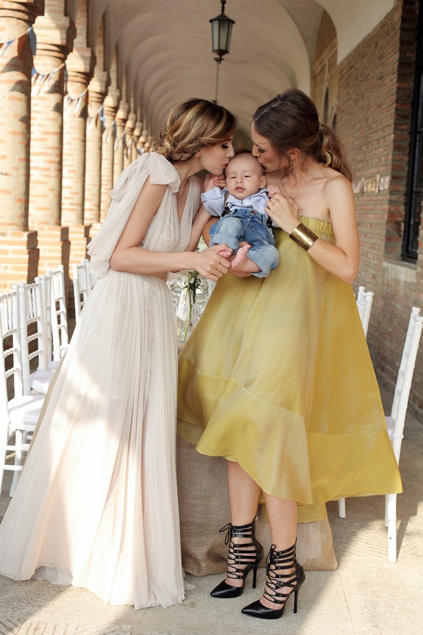 Tinuta nasei a fost una in tonuri de auriu