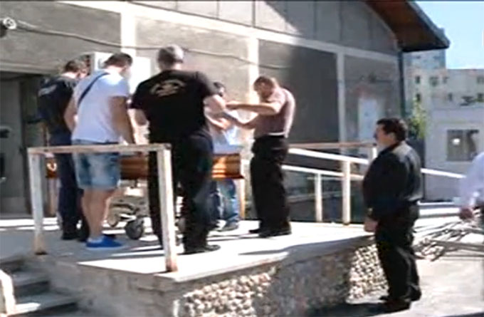 Trupul barbatului a fost ridicat, duminica, de la morga (sursa foto: capturi Romania TV)
