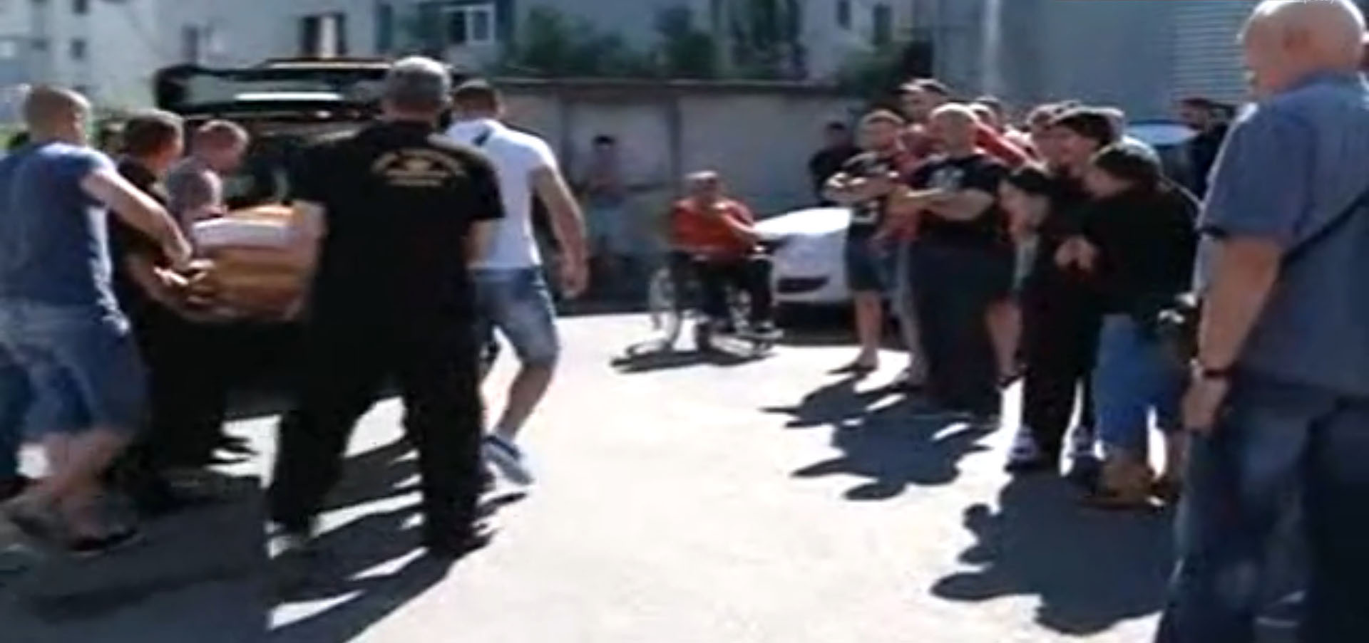 Femeia isi striga disperata sotul sa se intoarca acasa