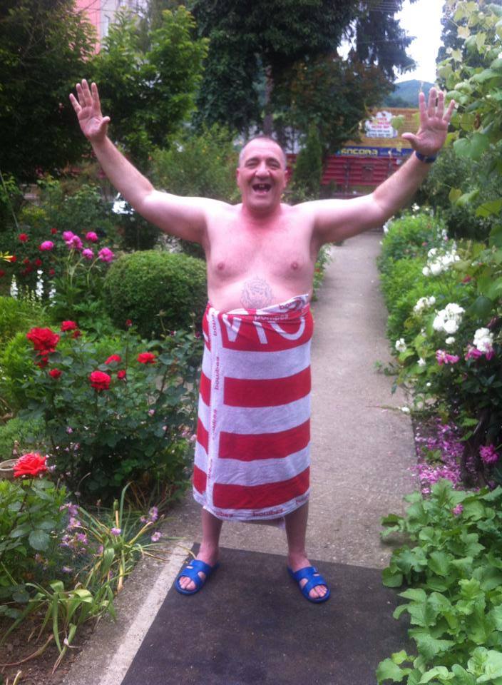 Din cauza unghiilor, Nelson este nevoit sa poarte mai mereu papuci