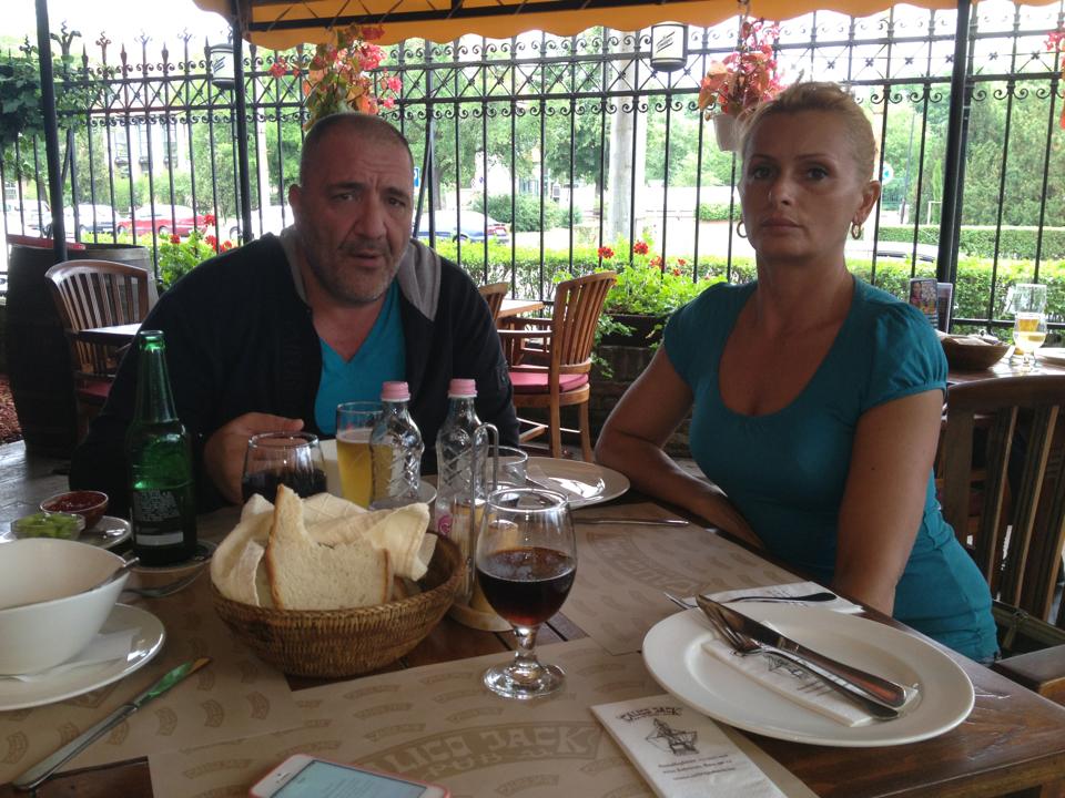 Ca sa-si spele pacatele, Nelson si-a scos sotia la restaurant