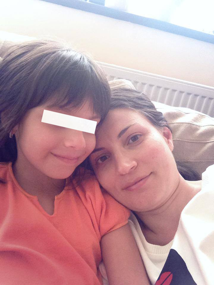 Ioana si fiica ei, dupa o zi la piscina