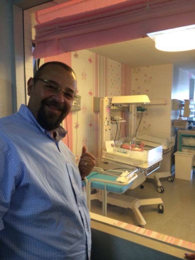 Piedone a devenit bunic in urma cu trei zile. Atunci avea si barba si nici nu era tuns zero