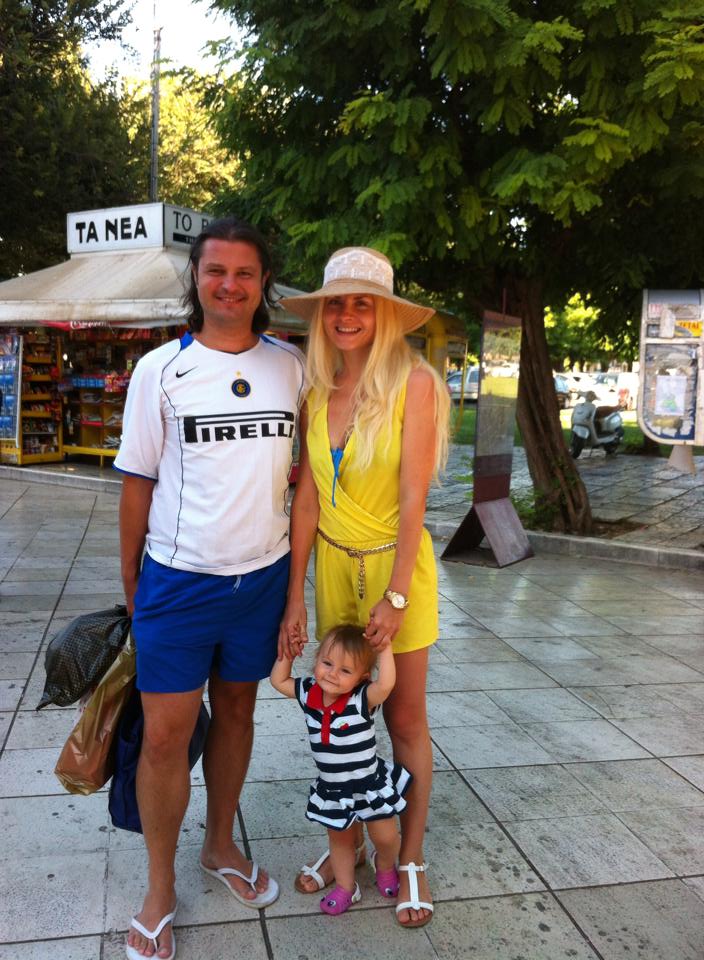Ianna se afla in concediu in Grecia, alaturi de sotul ei si fiica lor
