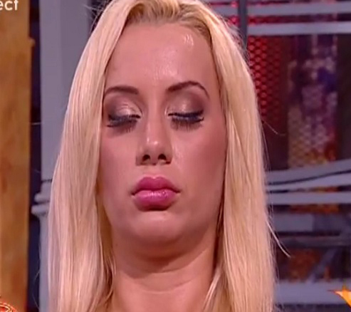 Simona a incremenit dupa ce a fost scuipata