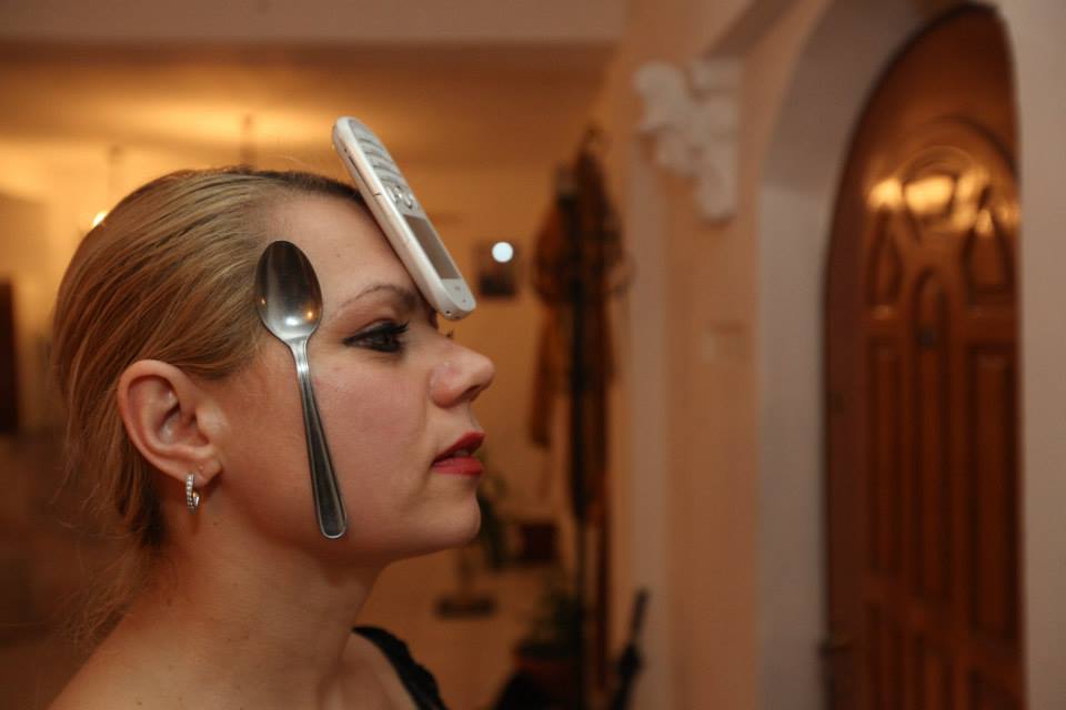 Si-a pus chiar si telefonul pe frunte