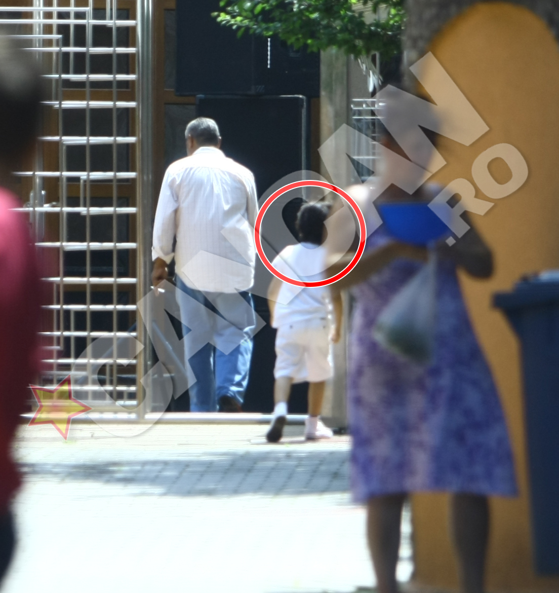 Pustiul alearga prin curte alaturi de ceilalti copii