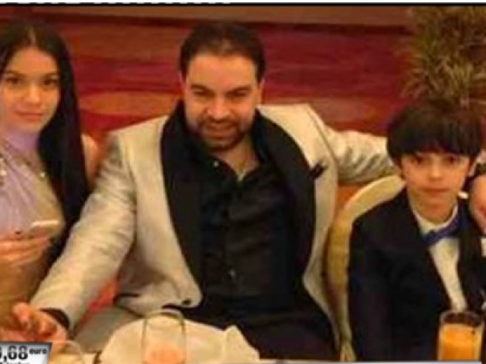 Florin Salam alaturi de cei doi copii ai sai