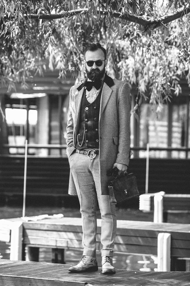 Florin Dobre isi imbraca creatiile