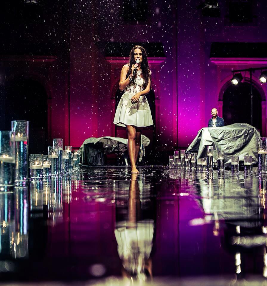 Nicolle a prezentate evenimentul in ploaie descaltata