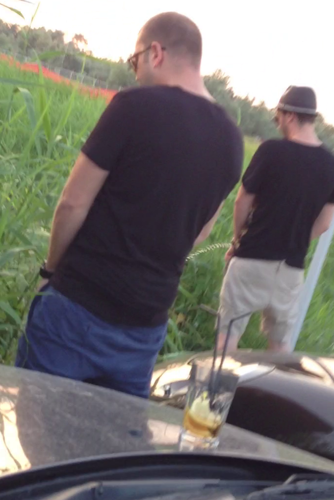 Ametit bine de aburul licorilor bahice, Moga cel mic a uitat de bunele maniere si s-a usurat pe marginea drumului