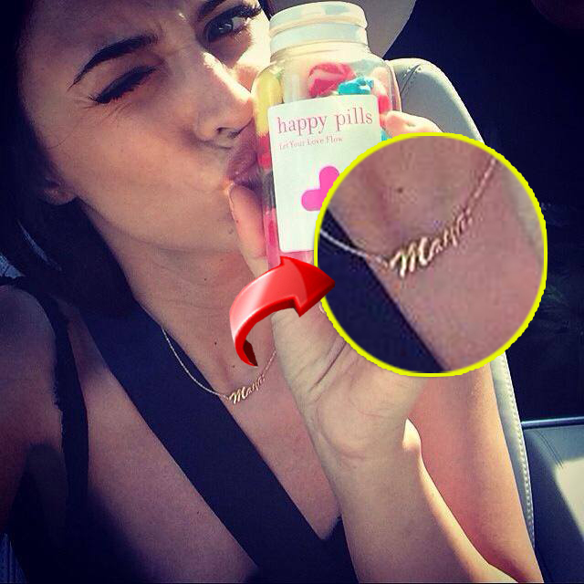 Antonia poarta cu drag cu lantisor cu numele fiicei ei