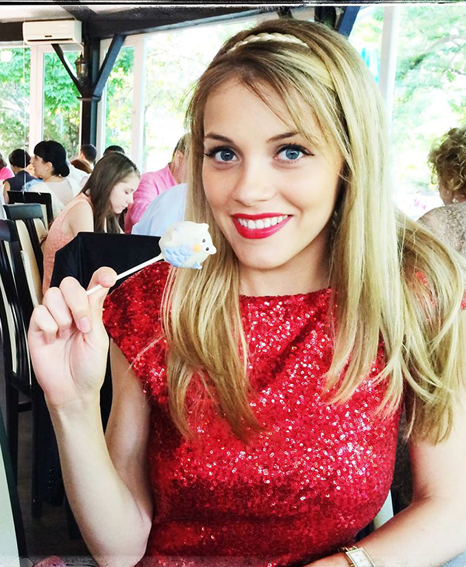 Toata lumea o stie pe Andreea blonda