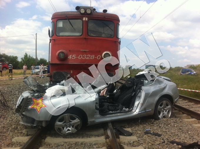 Afaceristul a murit zdrobit de tren in timp ce se afla in masina lui de lux