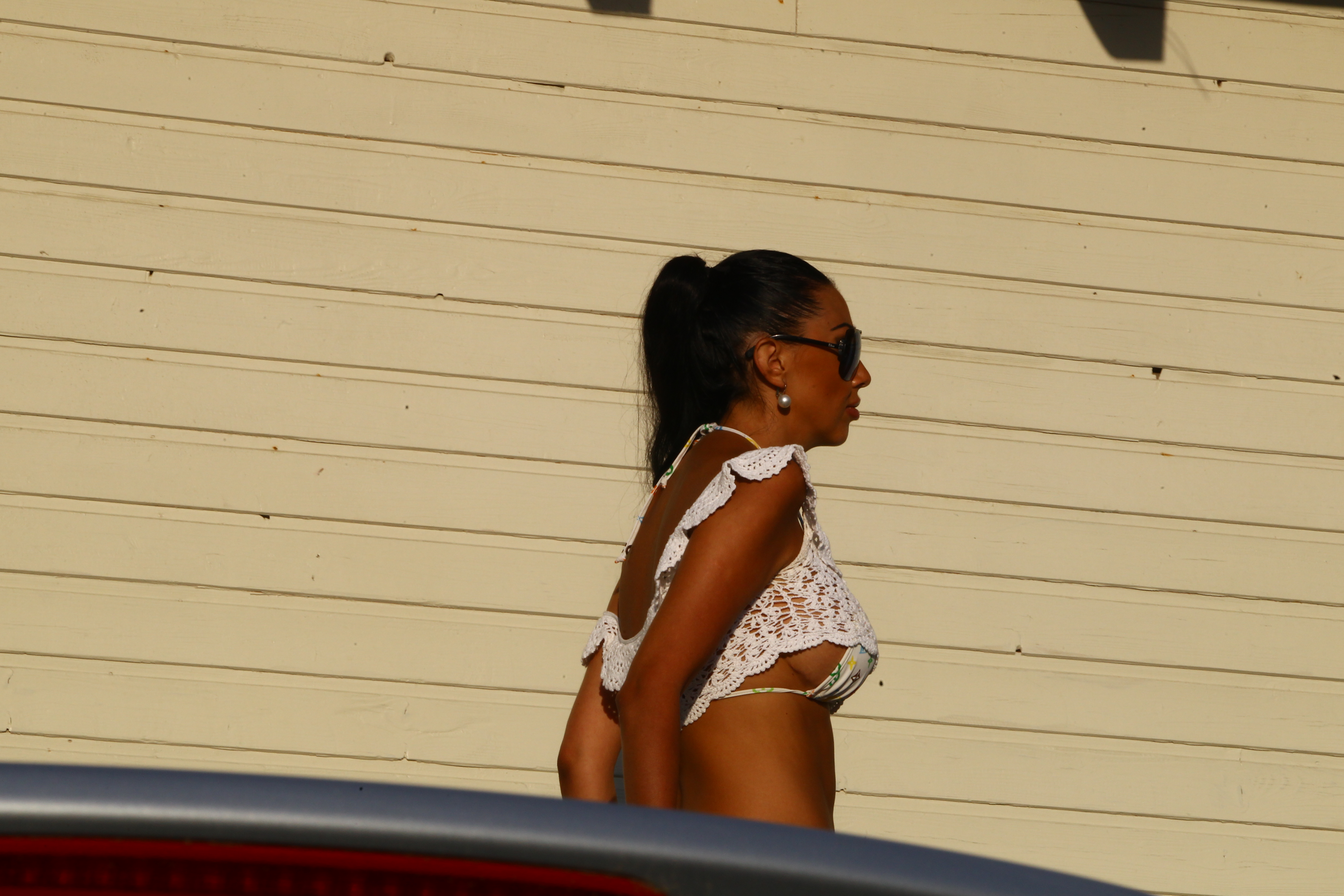 Bruneta era imbracat destul de sumar