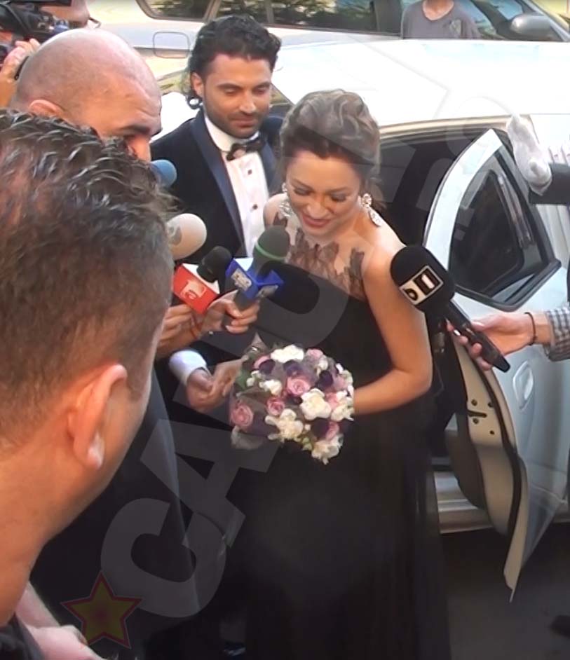 Andra a purtat o superba rochie neagra din dantela fina