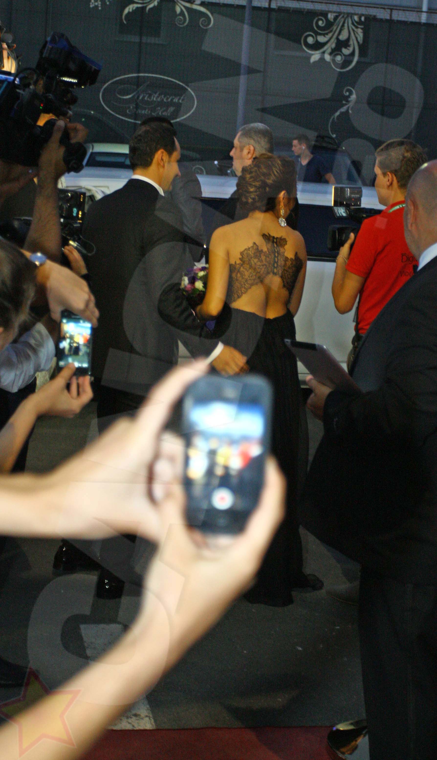 Andra a purtat o superba rochie neagra din dantela fina