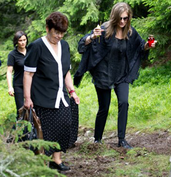 Romanita a aprins lumanari exact la locul accidentului aviatic in care si-a pierdut viata Iovan