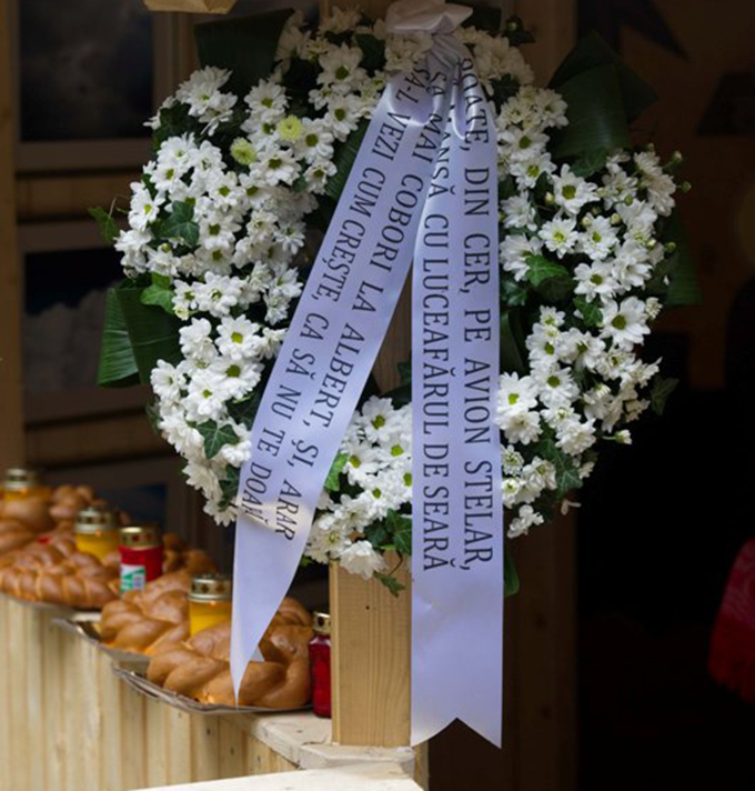 Pe coroana pe care i-a lasat-o lui Iovan la parastas, Romania a scris un mesaj incarcat de durere