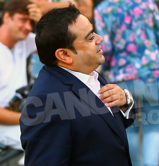 Cantaretul a stat cateva minute bune de vorba cu jurnalistii