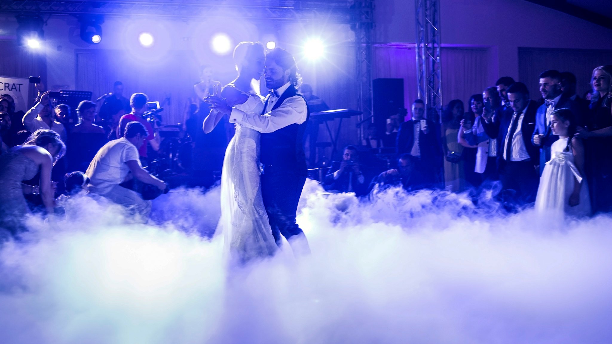 Cantaretul si frumoasa lui sotie au impresionat pe toata lumea cu valsul mirilor