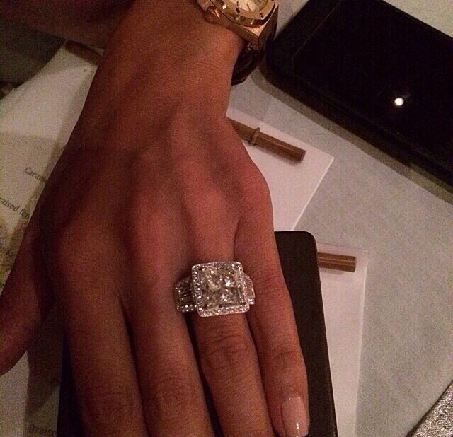 Acesta este inelul de logodna primit de simpatica bruneta, de la Todd