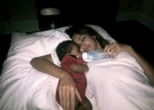 Madalina Ghenea, alaturi de baietelul pe care l-a adoptat