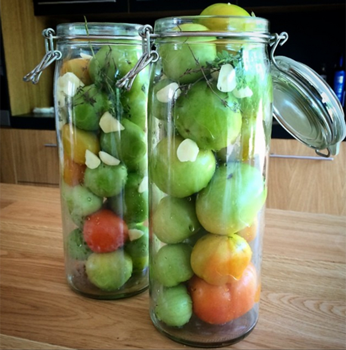 Anca s-a apucat deja sa puna muraturile pentru toamna