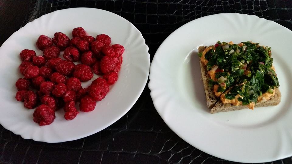 Andreea a revenit la stilul alimentar sanatos, iar meniul ei zilnic este compus in mare parte din produse raw-vegan