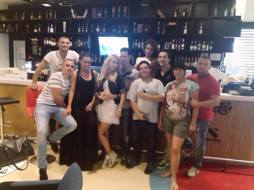 Andreea si americanul au iesit cu gasca solistei la film