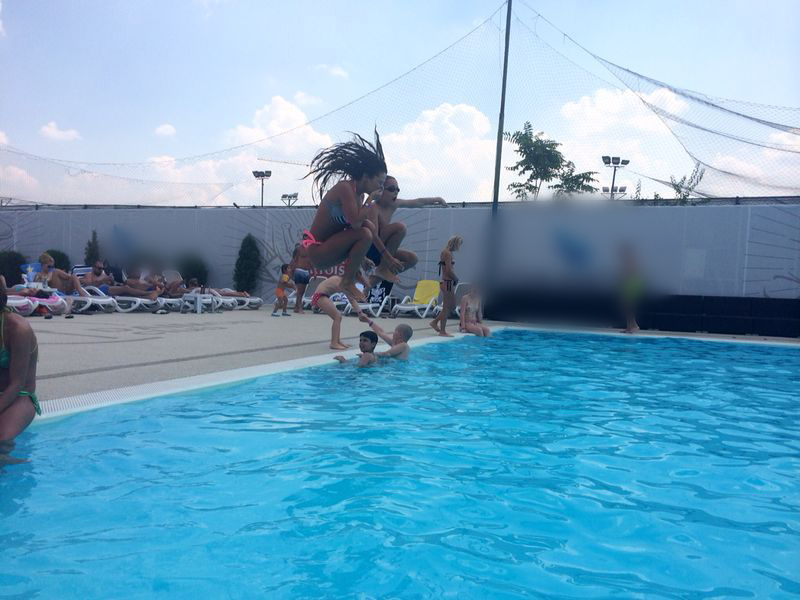 Vancea se distreaza de minune cand merge la piscina