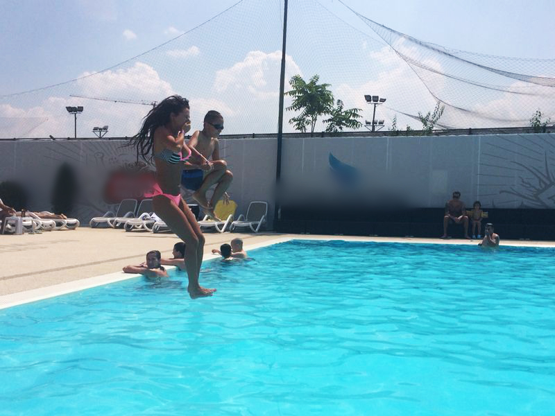 Vedeta sare in piscina fara sa-i pese ca se poate accidenta