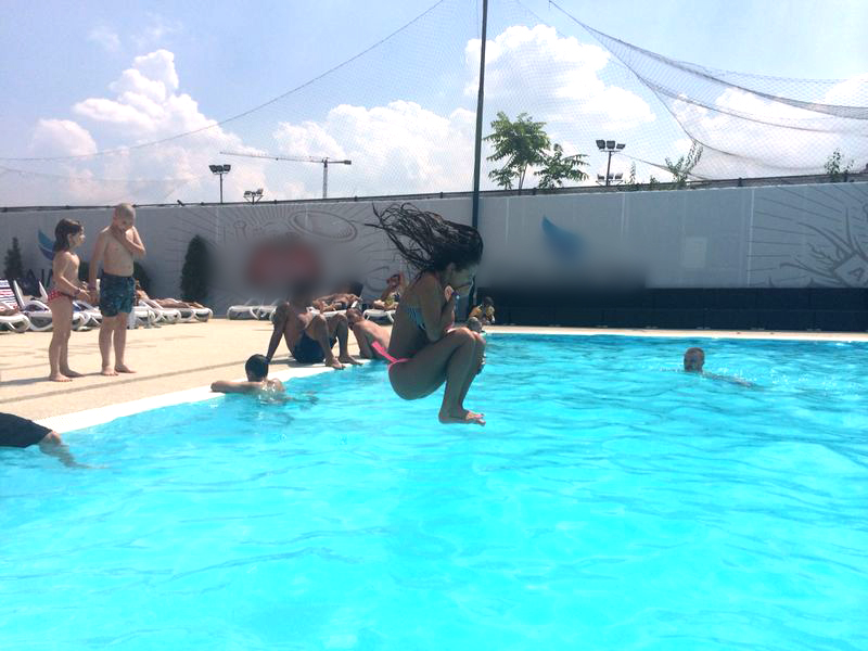 Roxana a incercat o multitudine de pozitii, cand a sarit in apa