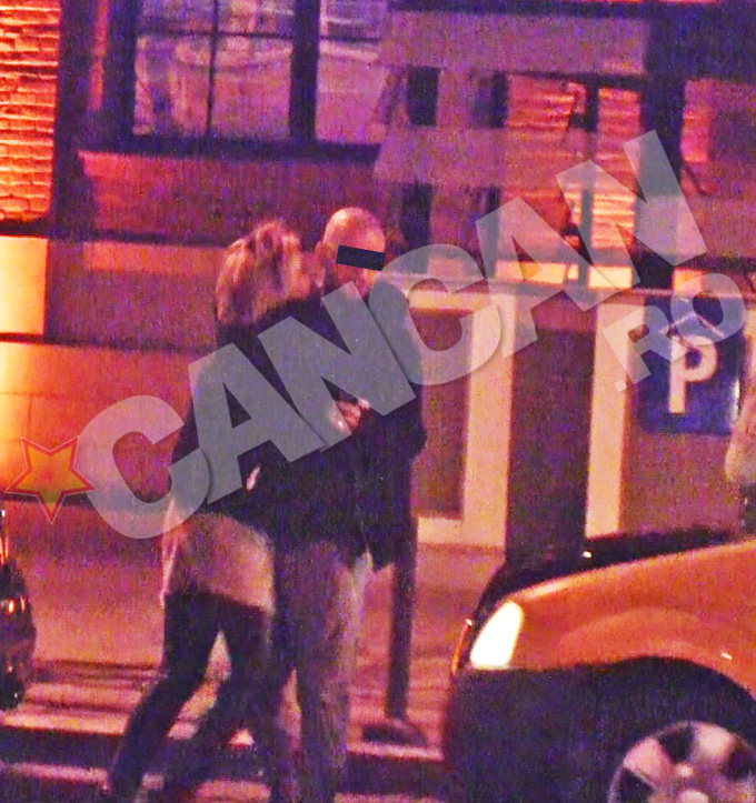 Oana se sprijina de sotul ei, incercand sa-si mentina echilibrul