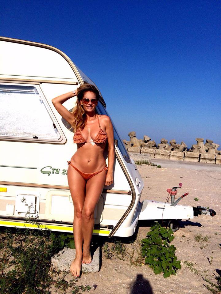 Andreea Banica s-a fotografiat in costum de baie