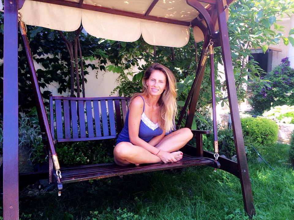 De cateva zile, Andreea se afla la mare, unde se bucura de o mini vacanta