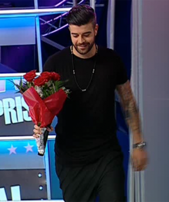 Speak a venit in platoul emisiunii cu un buchet imens de trandafiri