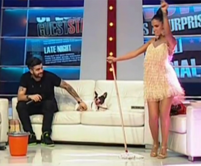 Adelina a dat cu mopul in direct